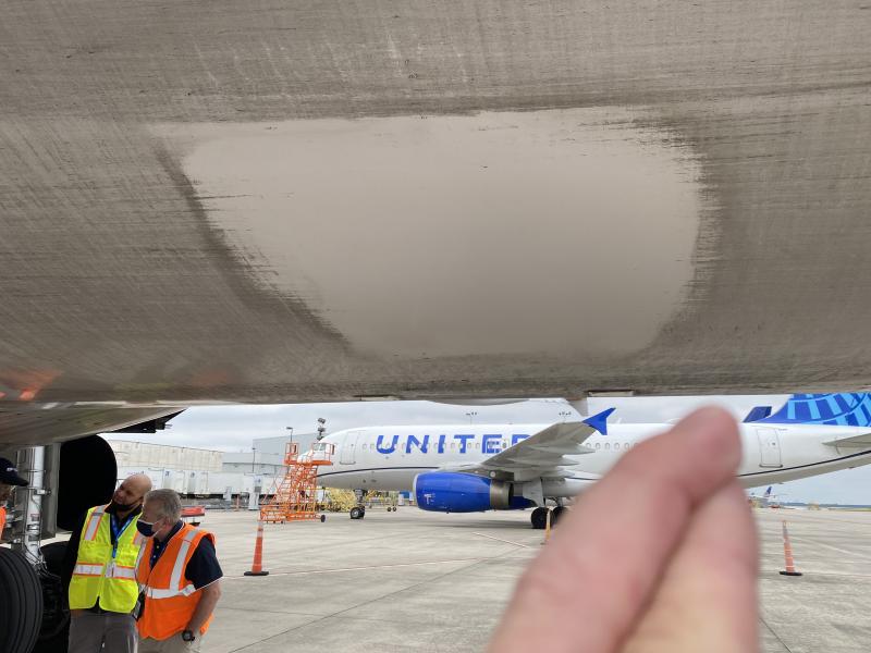 Cyclone spray and wipe clean of Boeing airplane underbody